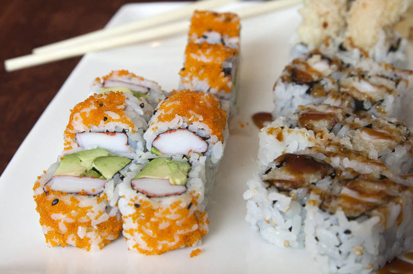 海鲜,米饭,寿司,无人,横图,俯视,室内,特写,白天,烹饪,餐桌,筷子,桌子,餐具,一排,一双,许多,阴影,朦胧,模糊,整齐,反射,鱼,碟子,盘,影子,肉,鱼肉,日本料理,料理,食品,饭,很多,鲔鱼,文化,传统,水产,金枪鱼,菜肴,美食,肉类,鱼类,海洋生物,食物,排列,一个,盘子,碟,日式料理,日式,佳肴,单个,餐台,礼节,五谷,吞拿鱼,队列,水生动物,海产品,醋饭,礼仪,水生物,肉食,海底动物,四喜饭,进餐用具,彩图,高角度拍摄