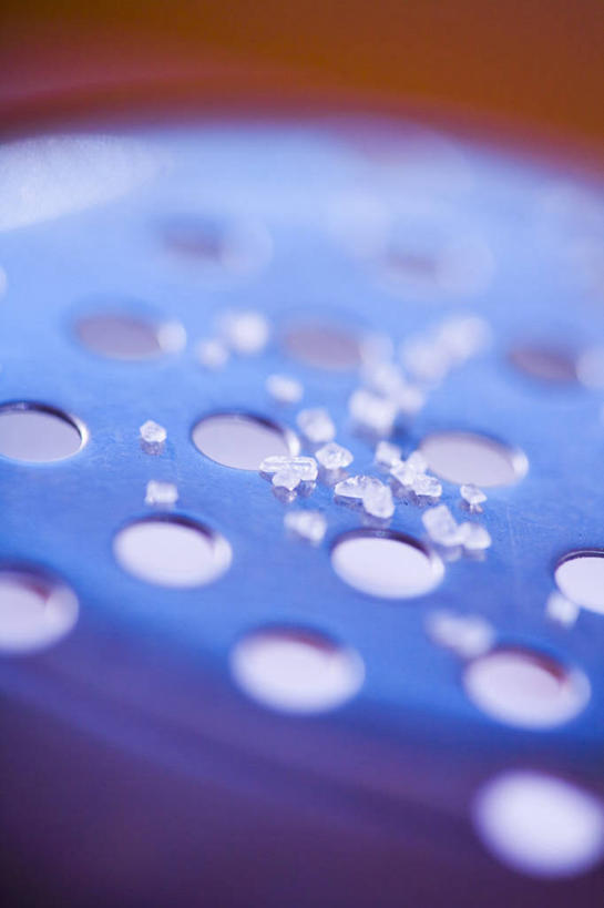 无人,竖图,俯视,室内,特写,白天,金属制品,阴影,朦胧,模糊,反射,金属,罐子,影子,洞,调料,盐,调味品,调味料,食盐,玻璃制品,一个,玻璃瓶,瓶子,洞穴,单个,穴,彩图,高角度拍摄