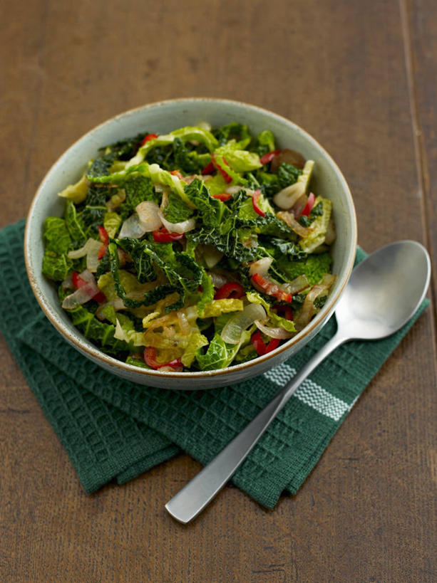 无人,竖图,俯视,室内,特写,白天,烹饪,西餐,桌面,桌子,辣椒,蔬菜,洋葱,椰菜,卷心菜,阴影,新鲜,反射,木制,影子,勺子,陶瓷,料理,食品,陶瓷制品,菜肴,美食,食物,一个,绿色,餐巾,木制品,容器,调羹,汤匙,碗,甘蓝,西式,佳肴,有机食品,绿色食品,单个,储藏,储存,玉葱,辣角,红海椒,大椒,辣虎,广椒,保洁方巾,口布,圆葱,洋葱头,球葱,辣子,结球甘蓝,红辣椒,海椒,甘兰,番椒,葱头,包心菜,彩图,高角度拍摄,贮存