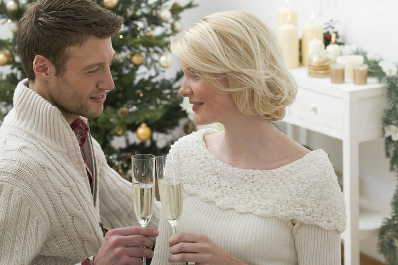 葡萄酒,西方人,中年人,两个人,家庭,夫妻,客厅,站,笑,微笑,露齿笑,横图,室内,白天,正面,毛衣,爱情,奢侈,快乐,植物,柜子,杯子,欧洲,圣诞节,欧洲人,握,节日,庆祝,装饰,高脚杯,挂饰,墙,圣诞树,圣诞球,浪漫,拿,拿着,扭头,注视,文化,墙壁,墙面,玻璃制品,酒,球,树,树木,饮料,绿色,白色,自然,酒杯,橱柜,香槟,干杯,观察,看,碰杯,站着,转头,庆典,球体,温暖,温馨,一家人,恩爱,交际,友好,诱惑,握着,恋人,生长,成长,观看,纪念,华丽,修饰,庆贺,点缀,和睦,察看,起居室,关注,礼仪,敬酒,线衫,香槟杯,劝酒,衬托,美观,雅致,雅观,气泡酒,起泡酒,汽酒,客堂,男人,男性,女人,女性,中年男性,中年女性,白种人,夫妇,情侣,玻璃杯,站立,半身,彩图,绒衣,套衫,套头毛衣,线衣,高兴,欢笑,伴侣,融洽