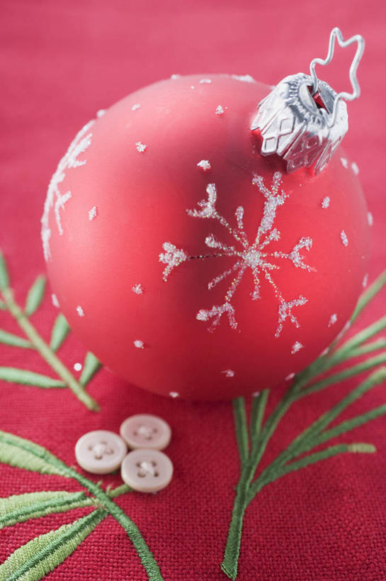 无人,竖图,俯视,室内,特写,白天,静物,叶子,阴影,红色背景,装饰,反射,挂饰,影子,雪花,绿叶,圣诞球,纽扣,球,三个,一个,红色,球体,嫩叶,摄影,影棚,单个,华丽,修饰,钮扣,点缀,衬托,美观,雅致,雅观,叶,叶片,彩图,高角度拍摄,影棚拍摄,拍摄