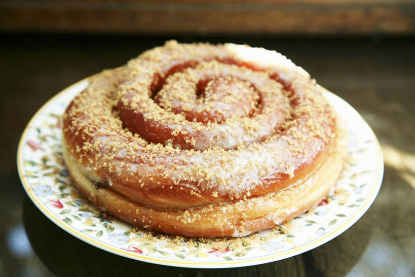 点心,面包,无人,横图,俯视,室内,特写,白天,桌面,桌子,餐具,阴影,朦胧,模糊,曲折,弯曲,反射,木制,碟子,螺旋,盘,影子,调味,香料,佐料,食品,面点,肉桂,食物,糕点,盘子,木制品,碟,蜿蜒,配料,桂皮,小圆面包,作料,官桂,牡桂,筒桂,香桂,玉桂,彩图,高角度拍摄