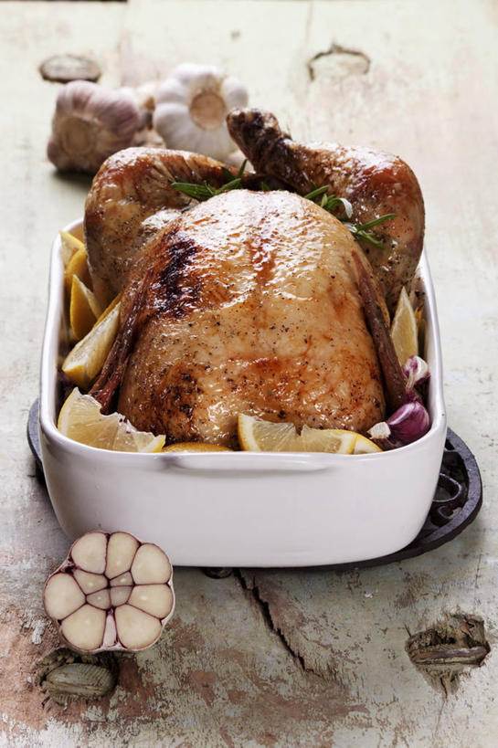 无人,竖图,俯视,室内,特写,白天,烹饪,西餐,桌面,桌子,鸡,柠檬,蔬菜,蒜,厨具,水果,金属制品,阴影,新鲜,反射,金属,木制,锅子,影子,生食,料理,食品,果实,火鸡,蒜头,蔬果,锅,菜肴,美食,家禽,食物,动物,木制品,西式,牲畜,佳肴,有机食品,绿色食品,锅具,迷迭香,烹饪用具,海洋之露,七面鸟,吐绶鸡,胡蒜,烹调用具,益母果,柠果,大蒜,烹调,彩图,高角度拍摄