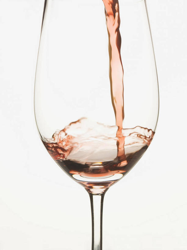 红酒,葡萄酒,无人,竖图,室内,特写,白天,白色背景,正面,杯子,倒,阴影,反射,高脚杯,影子,红酒杯,酒类,一杯,玻璃制品,酒,饮料,酒杯,红葡萄酒,摄影,影棚,葡萄酒杯,玻璃杯,彩图,影棚拍摄,拍摄