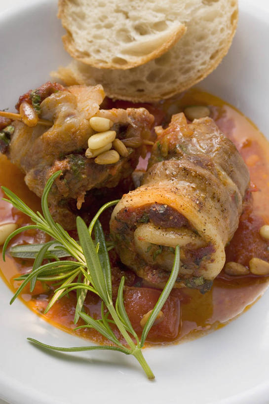 无人,竖图,俯视,室内,特写,白天,白色背景,烹饪,西餐,阴影,反射,影子,陶瓷,调料,酱料,酱汁,肉,佐料,料理,食品,陶瓷制品,调味品,调味料,猪肉,酱,松子,松子仁,菜肴,美食,肉类,食物,一个,容器,碗,西式,摄影,佳肴,影棚,单个,储藏,迷迭香,松仁,储存,五花肉,肉食,豚肉,海洋之露,松籽仁,肋条肉,三层肉,彩图,高角度拍摄,影棚拍摄,拍摄,贮存