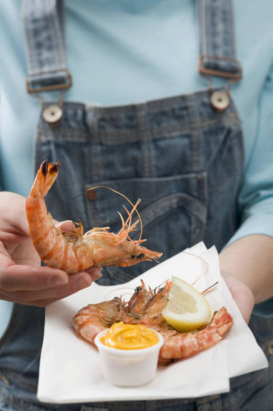 海鲜,西方人,手,一个人,站,捧,竖图,俯视,室内,特写,白天,餐具,欧洲,欧洲人,双手,仅一个男性,仅一个人,握,阴影,服装,裤子,朦胧,模糊,反射,碟子,盘,影子,陶瓷,调料,酱料,酱汁,虾,佐料,美乃滋,陶瓷制品,调味品,拿,调味料,拿着,休闲装,水产,酱,海洋生物,仅一个年轻男性,衣服,蓝色,盘子,餐巾,容器,碟,碗,站着,休闲,手部,休闲服,背带裤,握着,服饰,储藏,储存,水生动物,海产品,水生物,海底动物,蛋黄酱,斑节对虾,斑节虾,日本对虾,竹节虾,饭单裤,工装裤,蛋黄沙拉酱,调味油,保洁方巾,口布,男人,男性,年轻男性,白种人,端,端着,捧着,手捧,站立,半身,彩图,高角度拍摄,贮存