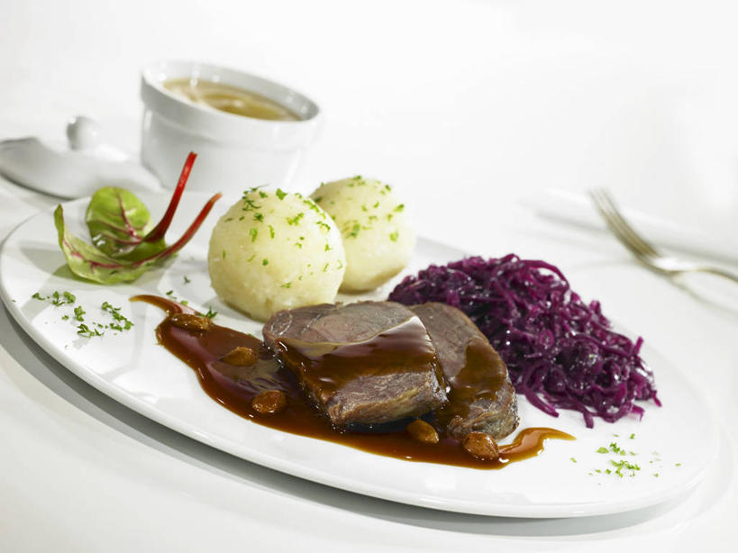 无人,横图,俯视,室内,特写,白天,白色背景,烹饪,西餐,蔬菜,椰菜,卷心菜,餐具,阴影,新鲜,反射,碟子,盘,影子,陶瓷,紫甘蓝,调料,酱料,酱汁,肉,佐料,牛排,牛肉,料理,食品,陶瓷制品,调味品,调味料,酱,菜肴,美食,肉类,紫包菜,食物,盘子,容器,碟,碗,赤甘蓝,甘蓝,西式,摄影,佳肴,有机食品,绿色食品,影棚,储藏,储存,肉食,紫椰菜,紫圆白菜,结球甘蓝,红甘蓝,甘兰,包心菜,彩图,高角度拍摄,影棚拍摄,拍摄,贮存