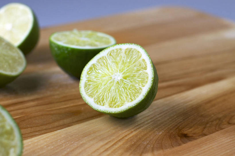 无人,横图,俯视,室内,特写,白天,水果,许多,切开,阴影,紫色背景,朦胧,模糊,新鲜,反射,影子,生食,食品,果实,案板,砧板,食物,绿色,切,摄影,有机食品,绿色食品,影棚,剖面,切面,酸橙,代代,橙子,橙,彩图,高角度拍摄,影棚拍摄,拍摄