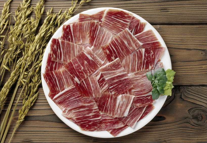 无人,横图,俯视,室内,特写,白天,农作物,小麦,桌面,桌子,餐具,叶子,一堆,许多,阴影,堆叠,堆积,反射,纹路,木制,碟子,盘,纹理,影子,谷物,肉,绿叶,火腿,猪肉,肉类,腌制,红色,盘子,木制品,碟,嫩叶,麦子,堆,肉食,豚肉,肌理,熏制,火肉,兰熏,猪腿,叶,叶片,彩图,高角度拍摄