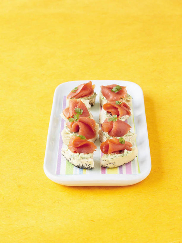 点心,面包,三文鱼,无人,竖图,俯视,室内,特写,白天,鲑鱼,餐具,许多,阴影,黄色背景,反射,碟子,盘,影子,食品,面点,食物,糕点,排列,盘子,碟,摄影,影棚,大马哈鱼,撒蒙鱼,萨门鱼,冰海之皇,鲑,马哈鱼,麻哈鱼,大麻哈鱼,摆列,彩图,高角度拍摄,影棚拍摄,拍摄,布列,分列