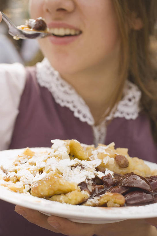 点心,西方人,脸,头,脸颊,一个人,站,笑,吃,微笑,露齿笑,竖图,室内,特写,白天,正面,餐具,欧洲,欧洲人,仅一个年轻女性,仅一个女性,仅一个人,阴影,服装,朦胧,模糊,反射,碟子,盘,影子,勺子,食品,甜点,甜品,休闲装,肩膀,食物,糕点,衣服,盘子,调羹,碟,汤匙,甜食,站着,休闲,休闲服,服饰,年轻女性,女人,女性,白种人,头部,脸部,脸蛋,面部,嚼,食,站立,半身,彩图