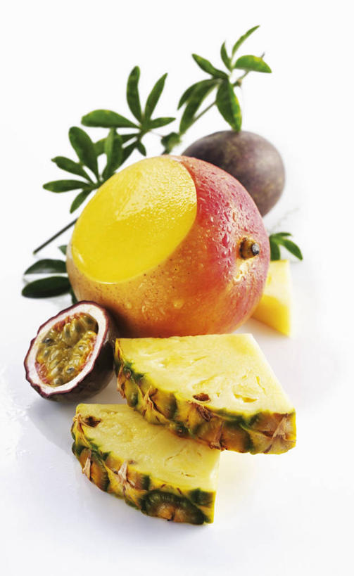 无人,竖图,俯视,室内,特写,白天,白色背景,餐桌,桌子,菠萝,芒果,水果,叶子,一堆,许多,切开,阴影,堆叠,堆积,新鲜,反射,影子,生食,食品,果实,绿叶,食物,百香果,切,嫩叶,西番莲,摄影,有机食品,绿色食品,影棚,餐台,堆,剖面,切面,鸡蛋果,受难果,巴西果,叶,叶片,望果,蜜望,檬果,闷果,漭果,杧果,凤梨,庵波罗果,彩图,高角度拍摄,影棚拍摄,拍摄