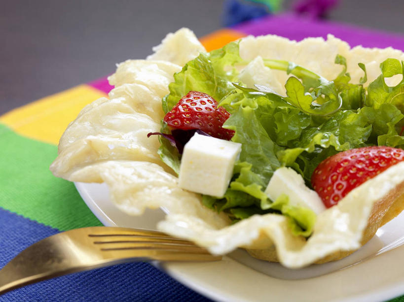 无人,横图,俯视,室内,特写,白天,餐桌,桌子,草莓,浆果,蔬菜,餐具,水果,一把,一堆,许多,阴影,堆叠,堆积,朦胧,模糊,新鲜,反射,叉子,碟子,盘,影子,生菜,莴苣,生食,食品,果实,蔬果,食物,盘子,碟,有机食品,绿色食品,餐台,堆,餐叉,春菜,鹅仔菜,莴仔菜,千金菜,叶用莴苣,进餐用具,洋莓,水果皇后,红莓,地莓,彩图,高角度拍摄