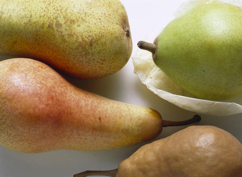 无人,横图,俯视,室内,特写,白天,白色背景,餐桌,桌子,梨,水果,阴影,新鲜,反射,影子,生食,食品,果实,食物,四个,香梨,摄影,有机食品,绿色食品,影棚,餐台,生梨,彩图,高角度拍摄,影棚拍摄,拍摄