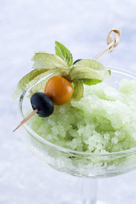 无人,竖图,俯视,室内,特写,白天,白色背景,餐桌,桌子,杯子,叶子,阴影,反射,影子,薄荷,冰激凌,绿叶,银丹草,清凉,竹签,玻璃制品,水杯,冷饮,舒服,嫩叶,冰淇淋,摄影,影棚,餐台,解暑,解渴,雪糕,舒爽,取食签,冰糕,消暑,斑叶凤梨薄荷,苹果薄荷,夜息香,叶,叶片,玻璃杯,彩图,高角度拍摄,影棚拍摄,拍摄