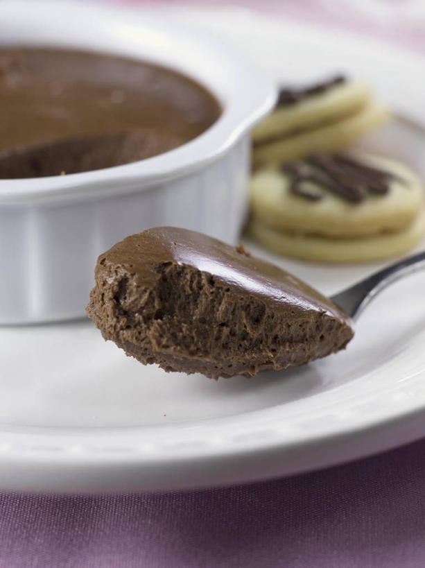 点心,无人,竖图,俯视,室内,特写,白天,餐桌,桌子,餐具,一把,阴影,朦胧,模糊,反射,碟子,盘,影子,勺子,食品,糖,糖果,甜点,甜品,褐色,食物,糕点,白色,盘子,调羹,碟,汤匙,甜食,巧克力,摄影,影棚,餐台,朱古力,彩图,高角度拍摄,影棚拍摄,拍摄