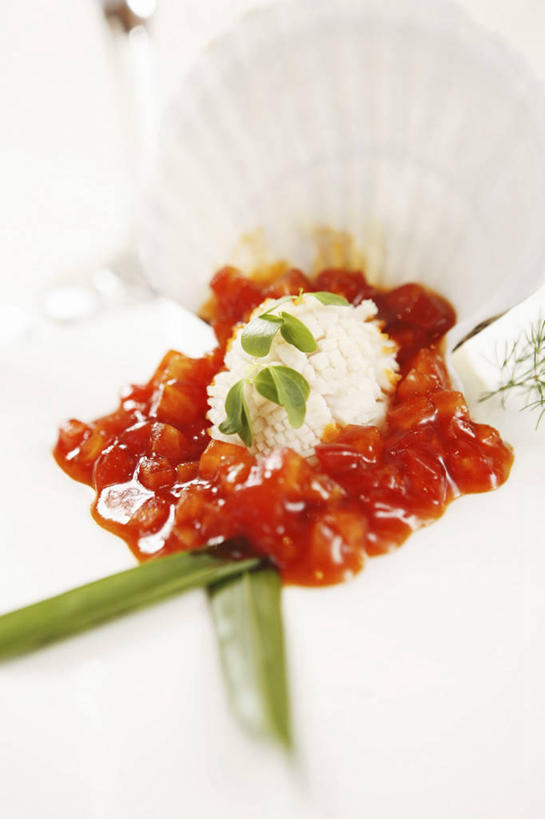 海鲜,无人,竖图,俯视,室内,特写,白天,白色背景,烹饪,中餐,桌面,桌子,蔬菜,西红柿,阴影,新鲜,反射,木制,影子,调料,酱料,酱汁,茄汁,佐料,料理,食品,调味品,扇贝,调味料,番茄酱,水产,酱,菜肴,美食,海洋生物,食物,木制品,中式,摄影,佳肴,有机食品,绿色食品,影棚,海扇,水生动物,海产品,水生物,海底动物,番茄,彩图,高角度拍摄,影棚拍摄,拍摄