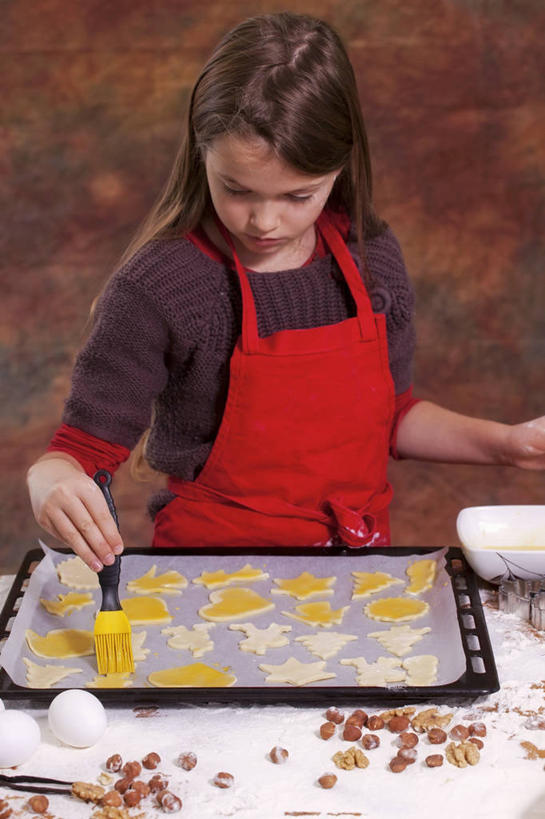 点心,西方人,儿童,一个人,站,竖图,俯视,室内,白天,纯洁,桌面,桌子,餐具,欧洲,圣诞节,欧洲人,仅一个女性,仅一个人,握,阴影,服装,节日,庆祝,反射,木制,碟子,盘,影子,蛋,鸡蛋,食品,曲奇,拿,拿着,注视,休闲装,文化,食物,小孩,衣服,盘子,木制品,刷子,碟,饼干,零食,观察,看,站着,仅一个小孩,庆典,休闲,休闲服,可爱,童年,童趣,握着,服饰,观看,纪念,察看,关注,曲奇饼,童真,曲奇饼干,烂漫,无邪,卵,天真,女孩,女人,女性,白种人,孩子,站立,半身,彩图,高角度拍摄,女生