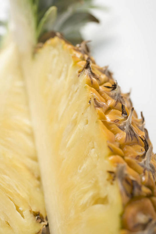 无人,竖图,俯视,室内,特写,白天,白色背景,桌面,桌子,菠萝,水果,切开,阴影,朦胧,模糊,新鲜,反射,木制,影子,生食,食品,果实,食物,黄色,木制品,切,摄影,有机食品,绿色食品,影棚,剖面,切面,凤梨,彩图,高角度拍摄,影棚拍摄,拍摄