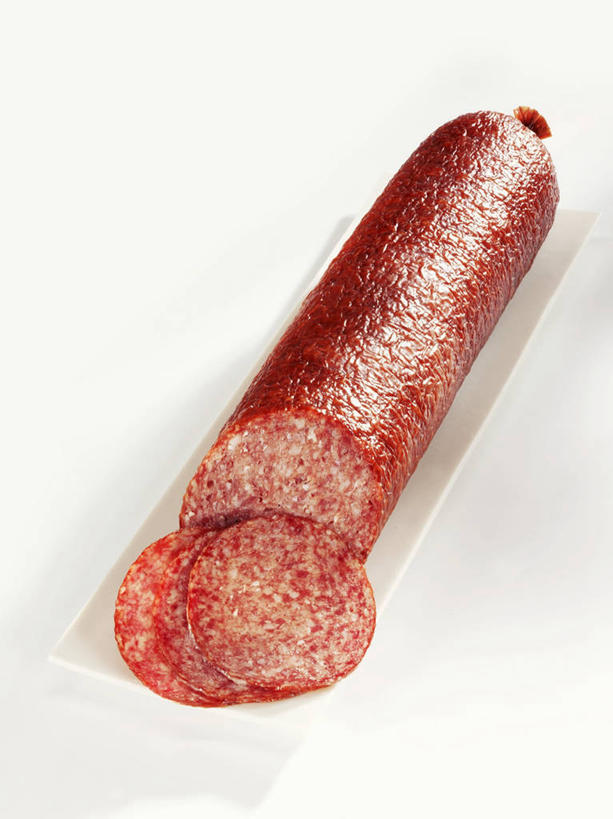 无人,竖图,俯视,室内,特写,白天,白色背景,桌面,桌子,切开,阴影,反射,纹路,木制,纹理,影子,肉,香肠,腊肠,猪肉,肉类,红色,木制品,切,摄影,影棚,剖面,肉食,切面,豚肉,肌理,彩图,高角度拍摄,影棚拍摄,拍摄