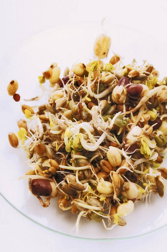 无人,竖图,俯视,室内,特写,白天,白色背景,桌面,桌子,蔬菜,餐具,一堆,许多,阴影,堆叠,堆积,新鲜,反射,木制,碟子,盘,影子,豆芽,食品,很多,食物,一个,盘子,木制品,碟,摄影,有机食品,绿色食品,影棚,单个,堆,豆芽菜,芽苗菜,彩图,高角度拍摄,影棚拍摄,拍摄