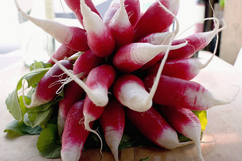 无人,横图,俯视,室内,特写,白天,植物,桌面,桌子,萝卜,蔬菜,叶子,一堆,许多,阴影,堆叠,堆积,朦胧,模糊,新鲜,反射,木制,纹理,影子,食品,绿叶,很多,食物,红色,绿色,木制品,嫩叶,有机食品,绿色食品,堆,肌理,大红萝卜,东北红萝卜,叶,叶片,叶脉,莱菔,红萝卜,彩图,高角度拍摄