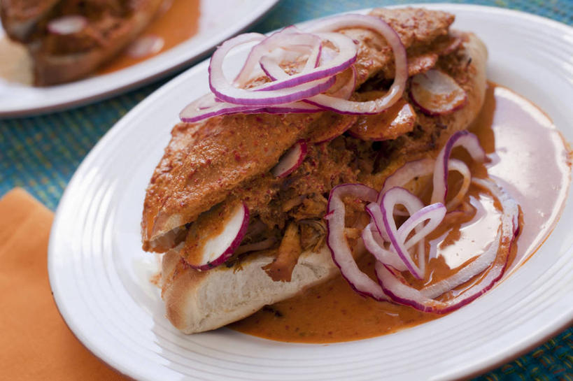 点心,面包,无人,横图,俯视,室内,特写,白天,烹饪,西餐,桌面,桌子,萝卜,胡萝卜,蔬菜,洋葱,餐具,阴影,新鲜,反射,木制,碟子,盘,影子,肉,三明治,料理,食品,面点,猪肉,菜肴,美食,肉类,食物,糕点,两个,盘子,木制品,碟,快餐,西式,佳肴,有机食品,绿色食品,玉葱,肉食,西式快餐,三文治,豚肉,圆葱,洋葱头,球葱,红萝卜,甘荀,葱头,彩图,高角度拍摄