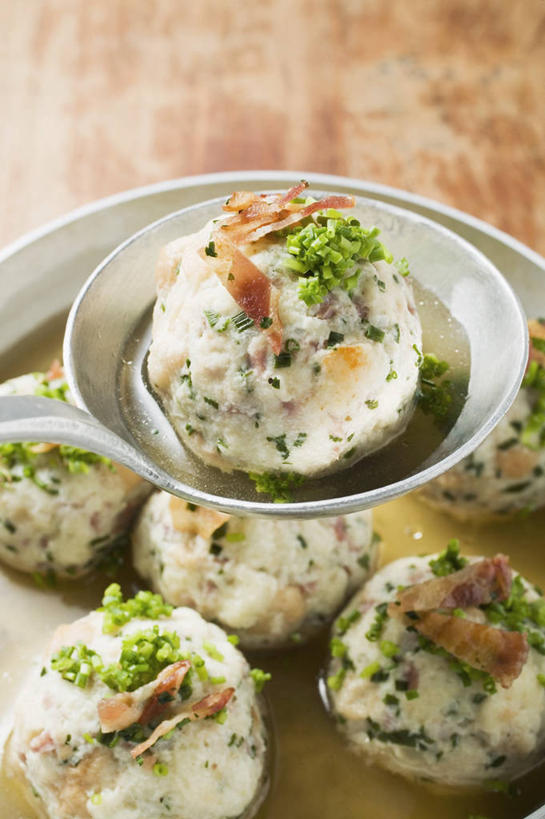 点心,汤团,无人,竖图,俯视,室内,特写,白天,烹饪,桌面,桌子,厨具,金属制品,阴影,反射,金属,木制,锅子,影子,勺子,肉,汤,料理,食品,锅,猪肉,美食,肉类,食物,糕点,一个,木制品,调羹,汤匙,中式,单个,锅具,肉食,汤圆,烹饪用具,豚肉,元宵,烹调用具,烹调,彩图,高角度拍摄