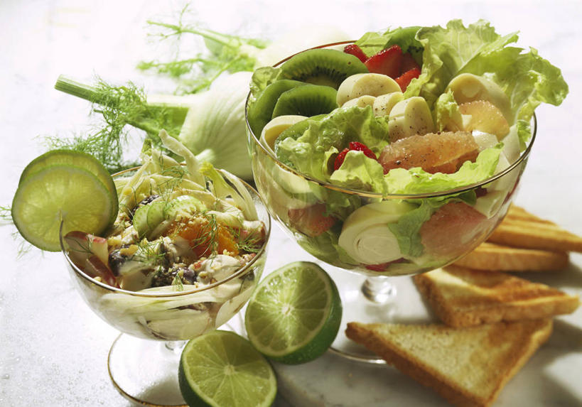 点心,面包,无人,横图,俯视,室内,特写,白天,白色背景,桌面,桌子,草莓,浆果,香蕉,蔬菜,水果,玻璃,阴影,新鲜,反射,木制,影子,生菜,莴苣,生食,蔬菜沙拉,沙拉,食品,面点,色拉,沙律,玻璃制品,食物,糕点,两个,木制品,容器,碗,摄影,有机食品,绿色食品,影棚,色拉酱,储藏,储存,千岛酱,酸橙,春菜,鹅仔菜,莴仔菜,千金菜,叶用莴苣,代代,奶油生菜,洋莓,水果皇后,红莓,甘蕉,地莓,橙子,橙,彩图,高角度拍摄,影棚拍摄,拍摄,贮存