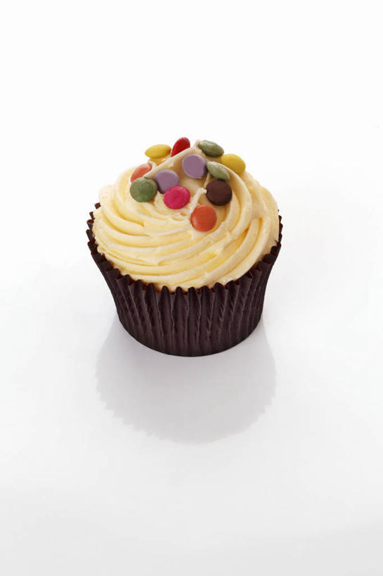 点心,无人,竖图,俯视,室内,特写,白天,白色背景,下午茶,桌面,桌子,阴影,反射,木制,影子,食品,松饼,食物,糕点,一个,木制品,摄影,影棚,单个,纸托,玛芬蛋糕,蛋糕托,蛋糕托纸,蛋糕纸托,彩图,高角度拍摄,影棚拍摄,拍摄