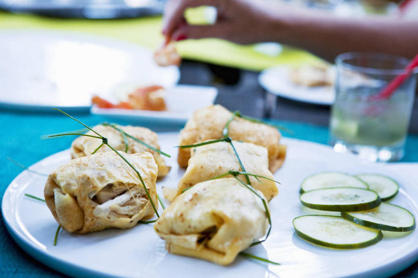 点心,西方人,手,一个人,横图,俯视,室内,特写,白天,桌面,桌子,黄瓜,杯子,餐具,水果,欧洲,欧洲人,仅一个年轻女性,仅一个女性,仅一个人,握,阴影,朦胧,模糊,新鲜,反射,木制,碟子,盘,影子,鸡肉,肉,生食,食品,果实,拿,拿着,文化,小吃,肉类,玻璃制品,食物,糕点,盘子,木制品,水杯,碟,甜食,手部,握着,有机食品,绿色食品,单手,薄饼,肉食,法国薄饼,年轻女性,女人,女性,白种人,玻璃杯,青瓜,胡瓜,半身,彩图,高角度拍摄