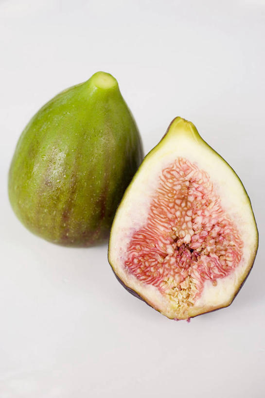 无人,竖图,俯视,室内,特写,白天,白色背景,桌面,桌子,无花果,水果,切开,阴影,新鲜,反射,木制,影子,生食,食品,果实,食物,两个,绿色,木制品,切,摄影,有机食品,绿色食品,影棚,剖面,切面,映日果,树地瓜,奶浆果,蜜果,彩图,高角度拍摄,影棚拍摄,拍摄