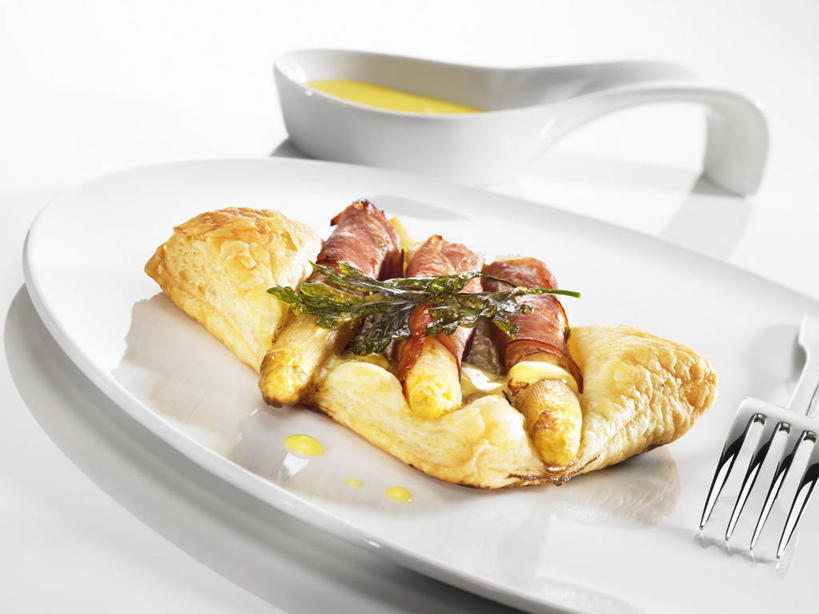 点心,面包,奶酪,无人,横图,俯视,室内,特写,白天,白色背景,桌面,桌子,芦笋,蔬菜,餐具,金属制品,阴影,新鲜,反射,金属,木制,叉子,碟子,盘,影子,陶瓷,调料,酱料,酱汁,肉,佐料,干酪,起司,食品,面点,陶瓷制品,调味品,芝士,营养,调味料,猪肉,酱,肉类,食物,糕点,一个,盘子,木制品,容器,碟,碗,乳酪,摄影,有机食品,绿色食品,影棚,单个,储藏,乳制品,储存,发酵,肉食,餐叉,豚肉,进餐用具,猪尾巴,药鸡豆子,石刁柏,蚂蚁杆,龙须菜,狼尾巴根,彩图,高角度拍摄,影棚拍摄,拍摄,贮存