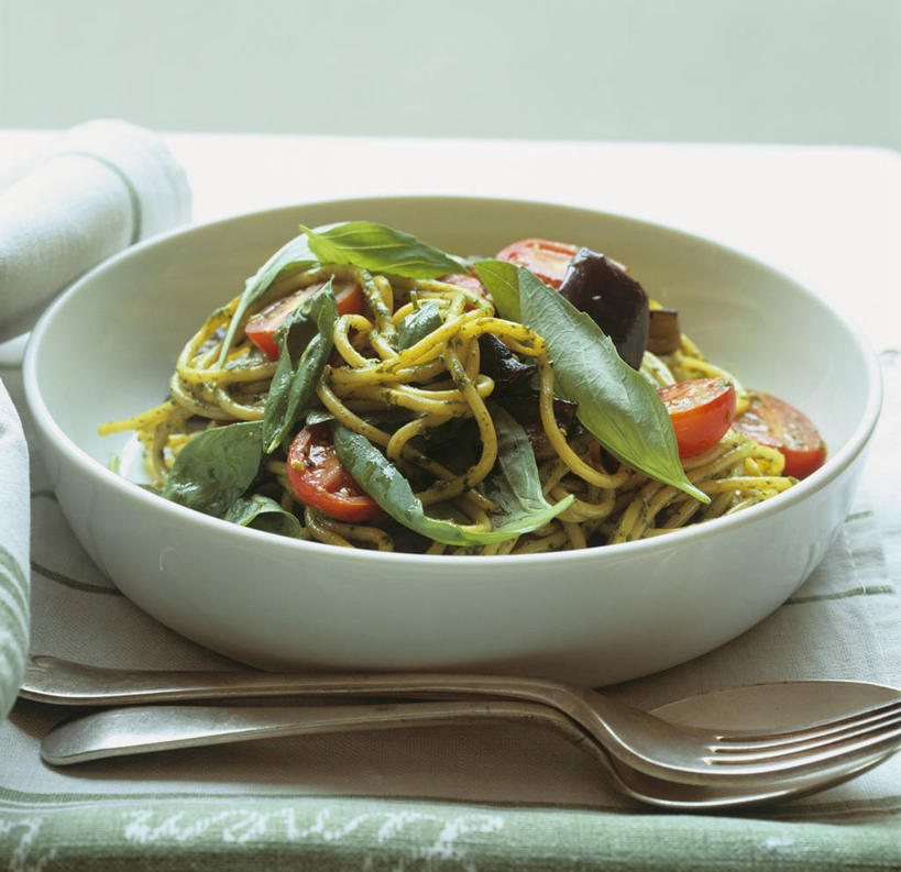 面食,面条,意大利面,无人,横图,俯视,室内,特写,白天,西餐,餐桌,桌子,茄子,蔬菜,西红柿,餐具,一堆,阴影,堆叠,堆积,新鲜,反射,叉子,影子,勺子,陶瓷,面,料理,食品,陶瓷制品,食物,三个,餐巾,容器,调羹,汤匙,碗,西式,有机食品,绿色食品,餐台,储藏,堆,储存,餐叉,保洁方巾,口布,进餐用具,落苏,酪酥,昆仑瓜,番茄,矮瓜,彩图,高角度拍摄,贮存