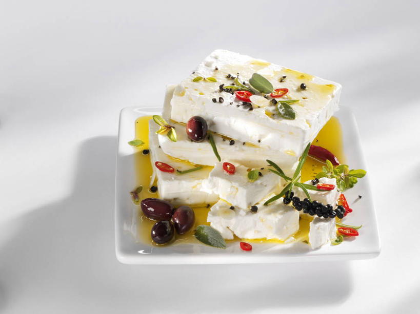 奶酪,无人,家庭,横图,俯视,室内,特写,白天,白色背景,智慧,餐桌,桌子,橄榄,餐具,水果,叶子,阴影,新鲜,装饰,反射,碟子,盘,影子,调料,调味,生食,香料,佐料,干酪,起司,食品,果实,绿叶,黑胡椒,调味品,芝士,营养,调味料,食物,一个,盘子,碟,嫩叶,乳酪,摄影,有机食品,绿色食品,影棚,单个,餐台,华丽,修饰,点缀,迷迭香,鼠尾草,配菜,配料,乳制品,发酵,海洋之露,作料,衬托,美观,雅致,雅观,理性,叶,叶片,青果,白榄,胡椒,彩图,高角度拍摄,影棚拍摄,拍摄