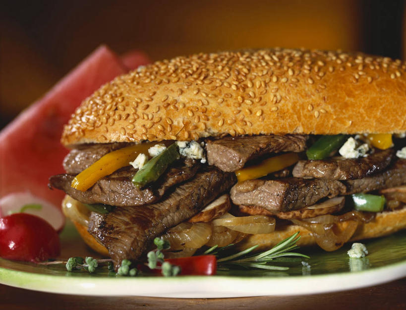 点心,面包,奶酪,无人,横图,室内,特写,白天,正面,烹饪,西餐,餐桌,桌子,辣椒,蔬菜,洋葱,餐具,阴影,新鲜,反射,碟子,盘,影子,肉,干酪,牛肉,起司,三明治,料理,食品,面点,芝士,营养,菜肴,美食,肉类,食物,糕点,一个,盘子,碟,快餐,乳酪,西式,佳肴,有机食品,绿色食品,单个,餐台,乳制品,玉葱,发酵,肉食,彩椒,西式快餐,小圆面包,蓝纹奶酪,辣角,红海椒,大椒,辣虎,广椒,三文治,斯提耳顿干酪,圆葱,洋葱头,甜椒,柿子椒,球葱,辣子,海椒,番椒,灯笼椒,葱头,彩图