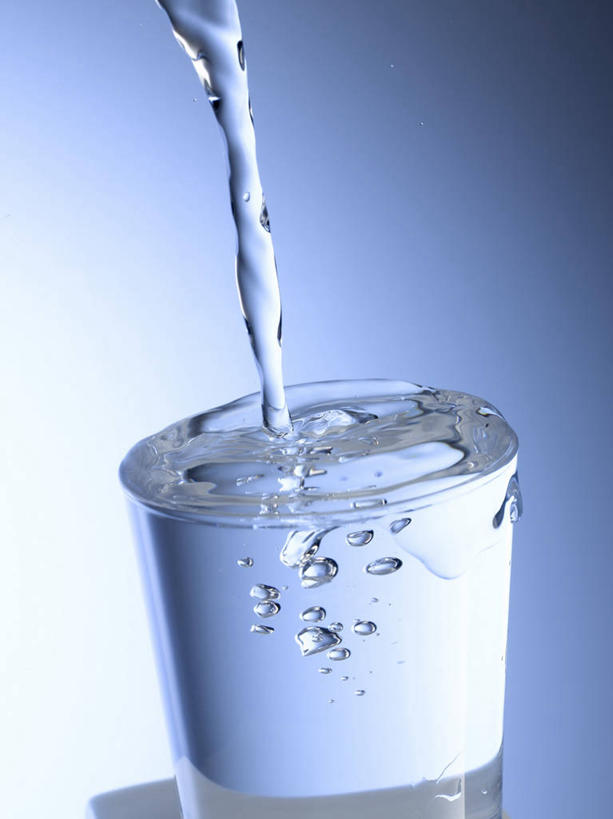 无人,竖图,俯视,室内,特写,白天,水,餐桌,桌子,杯子,阴影,飞溅,蓝色背景,溅,反射,液体,影子,水滴,一杯,饮用水,玻璃制品,水珠,一个,水杯,矿泉水,摄影,影棚,单个,餐台,喷洒,蒸馏水,玻璃杯,彩图,高角度拍摄,影棚拍摄,拍摄