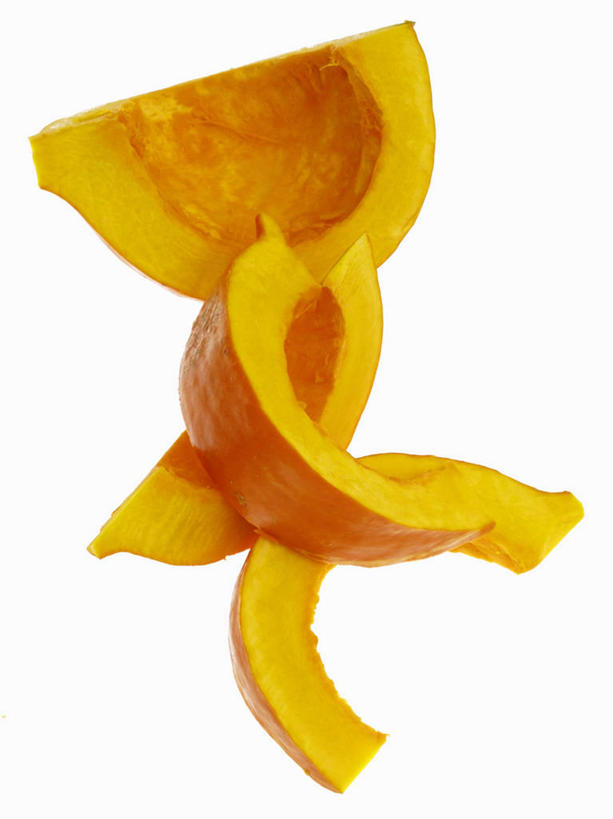 无人,竖图,室内,特写,白天,白色背景,正面,餐桌,桌子,南瓜,蔬菜,许多,切开,阴影,新鲜,反射,影子,金瓜,食品,很多,番瓜,食物,切,橙色,摄影,有机食品,绿色食品,影棚,餐台,麦瓜,倭瓜,剖面,切面,彩图,影棚拍摄,拍摄