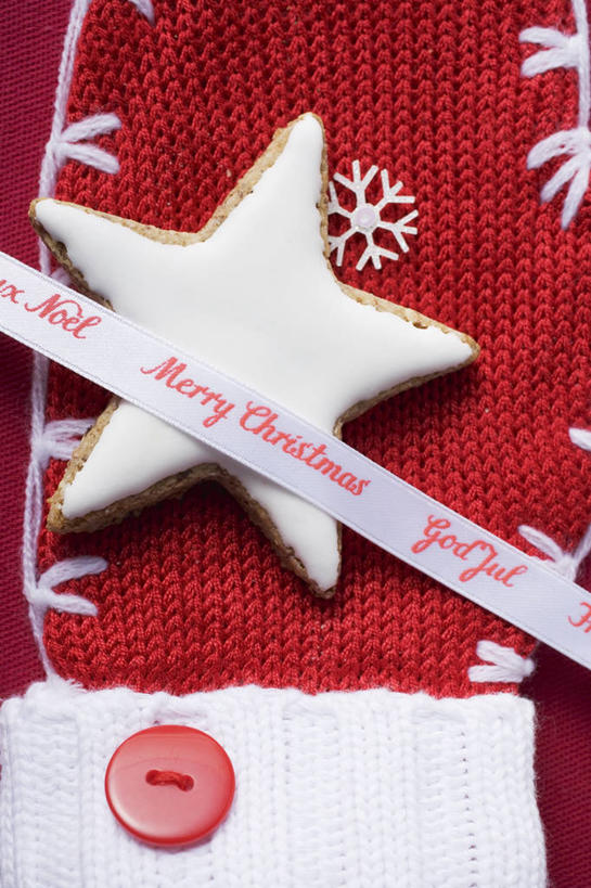 点心,无人,竖图,俯视,室内,特写,白天,餐桌,桌子,一块,阴影,装饰,反射,英文,标志,丝绸,丝带,文字,影子,字符,字母,星星,食品,缎带,曲奇,标识,绸带,食物,手套,饼干,零食,温暖,星形,餐台,保暖,英文字母,华丽,点缀,御寒,五角形,曲奇饼,曲奇饼干,衬托,美观,雅致,雅观,五角星,彩图,高角度拍摄