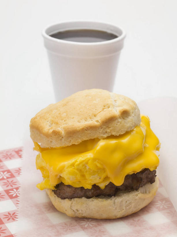 点心,面包,奶酪,无人,竖图,俯视,室内,特写,白天,白色背景,餐桌,桌子,杯子,阴影,反射,影子,蛋,鸡蛋,肉,香肠,干酪,起司,食品,面点,腊肠,芝士,营养,猪肉,肉类,食物,糕点,一个,纸制品,乳酪,摄影,影棚,单个,餐台,纸杯,乳制品,一次性杯子,发酵,肉食,小圆面包,豚肉,草鸡蛋,卵,彩图,高角度拍摄,影棚拍摄,拍摄