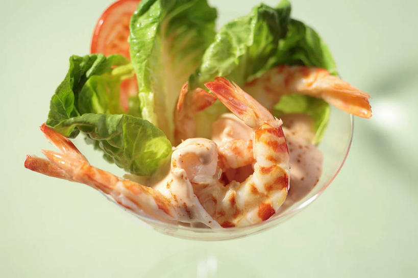 海鲜,无人,横图,俯视,室内,特写,白天,餐桌,桌子,蔬菜,玻璃,一堆,绿色背景,阴影,堆叠,堆积,新鲜,反射,影子,生菜,莴苣,生食,蔬菜沙拉,虾,沙拉,食品,色拉,水产,沙律,大虾,海洋生物,玻璃制品,食物,一个,容器,碗,摄影,有机食品,绿色食品,影棚,对虾,单个,餐台,色拉酱,储藏,堆,储存,水生动物,海产品,千岛酱,水生物,海底动物,斑节虾,春菜,鹅仔菜,莴仔菜,千金菜,叶用莴苣,东方对虾,中国对虾,彩图,高角度拍摄,影棚拍摄,拍摄,贮存