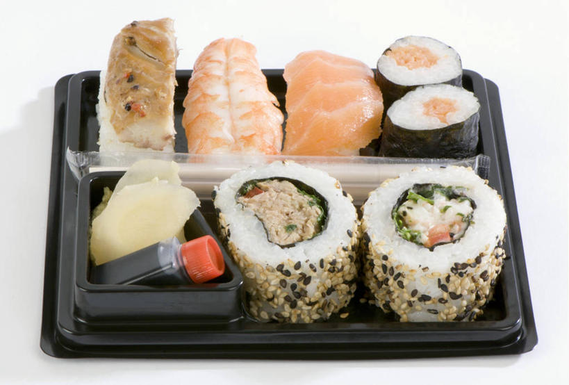 米饭,生鱼片,寿司,无人,横图,俯视,室内,特写,白天,白色背景,烹饪,餐桌,桌子,姜,一排,阴影,整齐,反射,影子,塑料,调料,肉,鱼肉,日本料理,鱼片,料理,食品,饭,调味品,调味料,酱油,菜肴,美食,肉类,盒子,食物,排列,一个,容器,塑料制品,日式料理,日式,摄影,佳肴,影棚,单个,餐台,储藏,五谷,储存,队列,醋饭,止咳,肉食,止痛,沙西米,解毒,四喜饭,发汗,温肺,温胃,行气,止呕,百辣云,豉油,生姜,老姜,彩图,高角度拍摄,影棚拍摄,拍摄,贮存,刺身,散寒