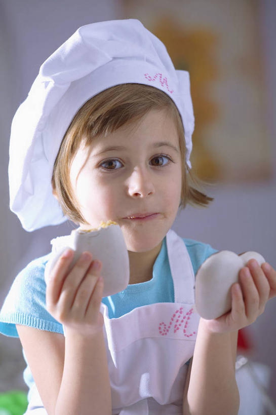 点心,西方人,儿童,一个人,站,笑,微笑,竖图,室内,白天,正面,纯洁,帽子,欧洲,圣诞节,欧洲人,仅一个女性,仅一个人,握,服装,节日,朦胧,模糊,庆祝,围裙,食品,甜点,拿,拿着,注视,文化,食物,糕点,小孩,衣服,饼干,甜食,零食,观察,看,站着,仅一个小孩,庆典,可爱,童年,童趣,握着,服饰,观看,纪念,察看,衣着,穿着,关注,厨师帽,童真,烂漫,无邪,姜饼,衣饰,德式姜饼,天真,女孩,女人,女性,白种人,孩子,站立,半身,彩图,女生