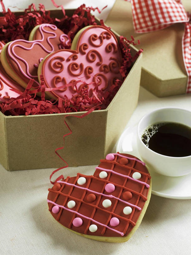 点心,无人,竖图,俯视,室内,特写,白天,白色背景,爱情,餐桌,桌子,杯子,礼盒,礼物,阴影,爱心,反射,瓷器,影子,纸盒,食品,咖啡杯,陶瓷制品,曲奇,浪漫,盒子,食物,包装盒,礼品盒,饼干,零食,温暖,温馨,心形,恩爱,摄影,礼品,影棚,餐台,和睦,瓷杯,曲奇饼,曲奇饼干,心型,彩图,高角度拍摄,影棚拍摄,拍摄,融洽