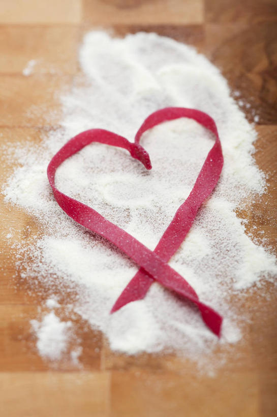 面食,面条,意大利面,无人,竖图,俯视,室内,特写,白天,爱情,西餐,餐桌,桌子,情人节,阴影,节日,爱心,庆祝,反射,粉末,影子,面,面粉,料理,食品,浪漫,粮食,文化,食物,红色,庆典,温暖,温馨,心形,粉,恩爱,西式,餐台,纪念,农产品,和睦,原材料,粉状,心型,彩图,高角度拍摄,融洽