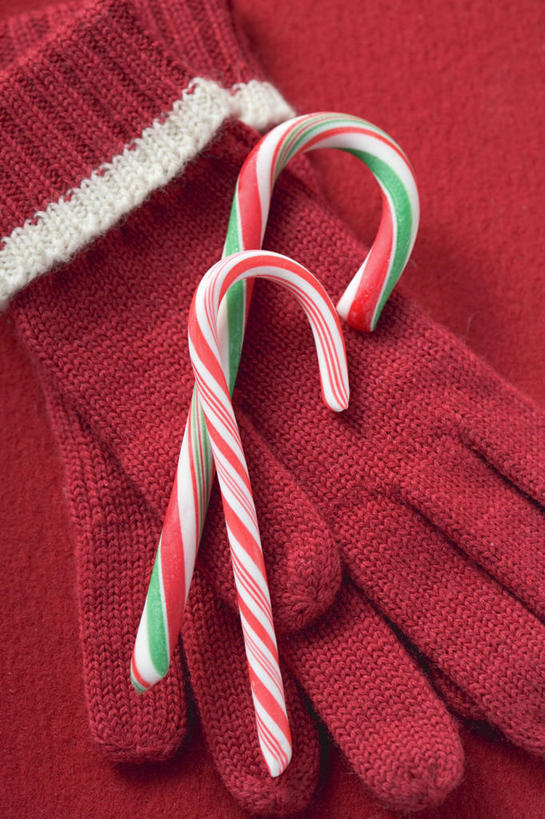 无人,竖图,俯视,室内,特写,白天,圣诞节,一副,阴影,红色背景,节日,庆祝,装饰,反射,影子,食品,糖,糖果,甜点,甜品,文化,食物,两个,红色,手套,甜食,庆典,温暖,摄影,影棚,纪念,保暖,华丽,点缀,御寒,硬糖,拐杖糖,衬托,美观,雅致,雅观,彩图,高角度拍摄,影棚拍摄,拍摄