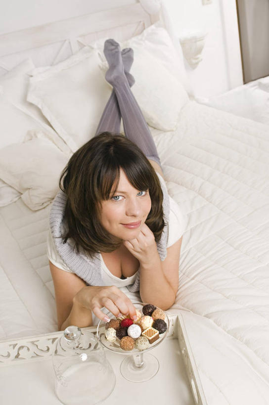 西方人,一个人,笑,微笑,竖图,俯视,室内,白天,床,靠垫,卧室,餐具,欧洲,欧洲人,仅一个年轻女性,仅一个女性,仅一个人,撑,服装,碟子,盘,双人床,食品,糖,糖果,甜点,甜品,床单,靠枕,托腮,注视,休闲装,被子,食物,衣服,盘子,垫子,碟,枕头,甜食,巧克力,观察,看,趴着,托,休闲,休闲服,服饰,观看,朱古力,察看,被单,关注,托下巴,年轻女性,女人,女性,白种人,趴,抬头,仰头,彩图,高角度拍摄,全身,睡房,卧房