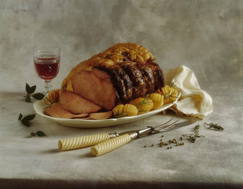 无人,横图,俯视,室内,特写,白天,烹饪,西餐,桌面,桌子,蔬菜,土豆,餐具,阴影,朦胧,模糊,新鲜,反射,叉子,刀叉,刀子,碟子,盘,影子,大理石,肉,牛排,牛肉,料理,食品,菜肴,美食,肉类,食物,盘子,碟,西式,摄影,佳肴,有机食品,绿色食品,影棚,餐刀,肉食,餐叉,馍馍蛋,大理石制品,进餐用具,洋芋,山药蛋,马铃薯,彩图,高角度拍摄,影棚拍摄,拍摄