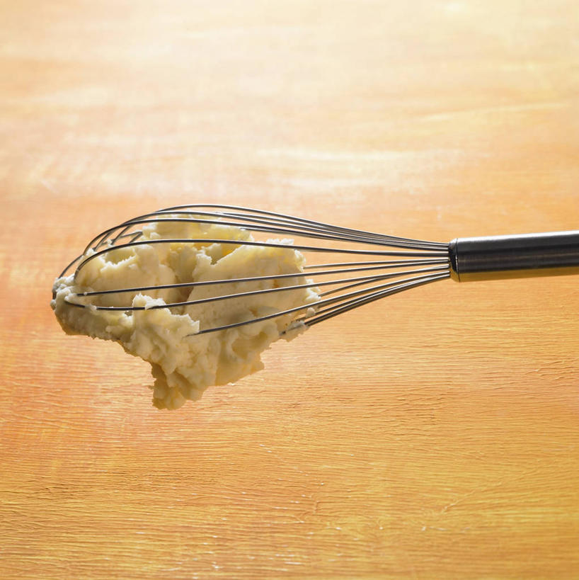 无人,竖图,俯视,室内,特写,白天,烹饪,桌面,桌子,蔬菜,土豆,厨具,金属制品,阴影,新鲜,反射,金属,木制,影子,食品,土豆泥,食物,一个,木制品,打蛋器,搅拌器,有机食品,绿色食品,单个,烹饪用具,馍馍蛋,手动打蛋器,马铃薯泥,薯蓉,烹调用具,洋芋,山药蛋,马铃薯,烹调,彩图,高角度拍摄