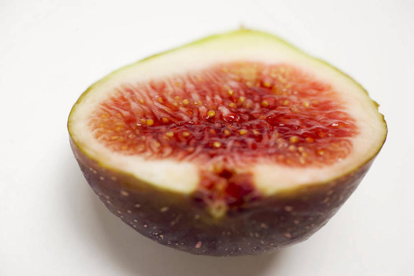 无人,横图,俯视,室内,特写,白天,白色背景,无花果,水果,切开,阴影,新鲜,反射,纹路,纹理,影子,生食,食品,果实,半个,食物,红色,切,一半,摄影,有机食品,绿色食品,影棚,剖面,切面,肌理,映日果,树地瓜,奶浆果,蜜果,彩图,高角度拍摄,影棚拍摄,拍摄